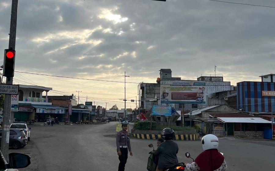 Polsek Ketahun Morning Traffic Control Dalam Rangka Terciptanya Arus Lalin di Tengah Aktivitas Masyarakat